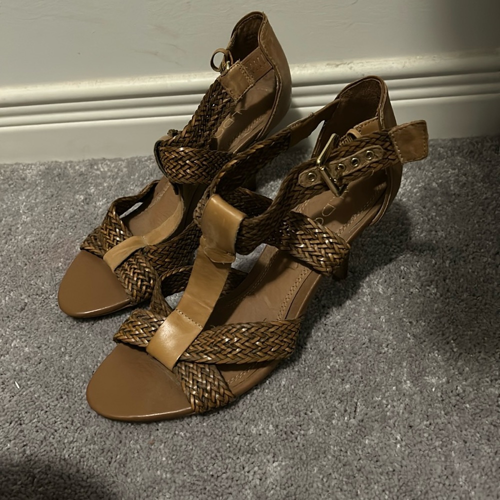 Tan heel